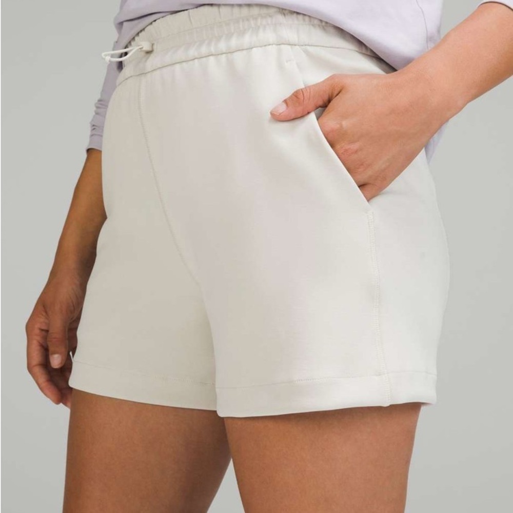 NWOT Lululemon Softstreme High-Rise Short 4"